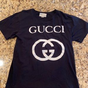 Selling slightly used gucci tshirt
